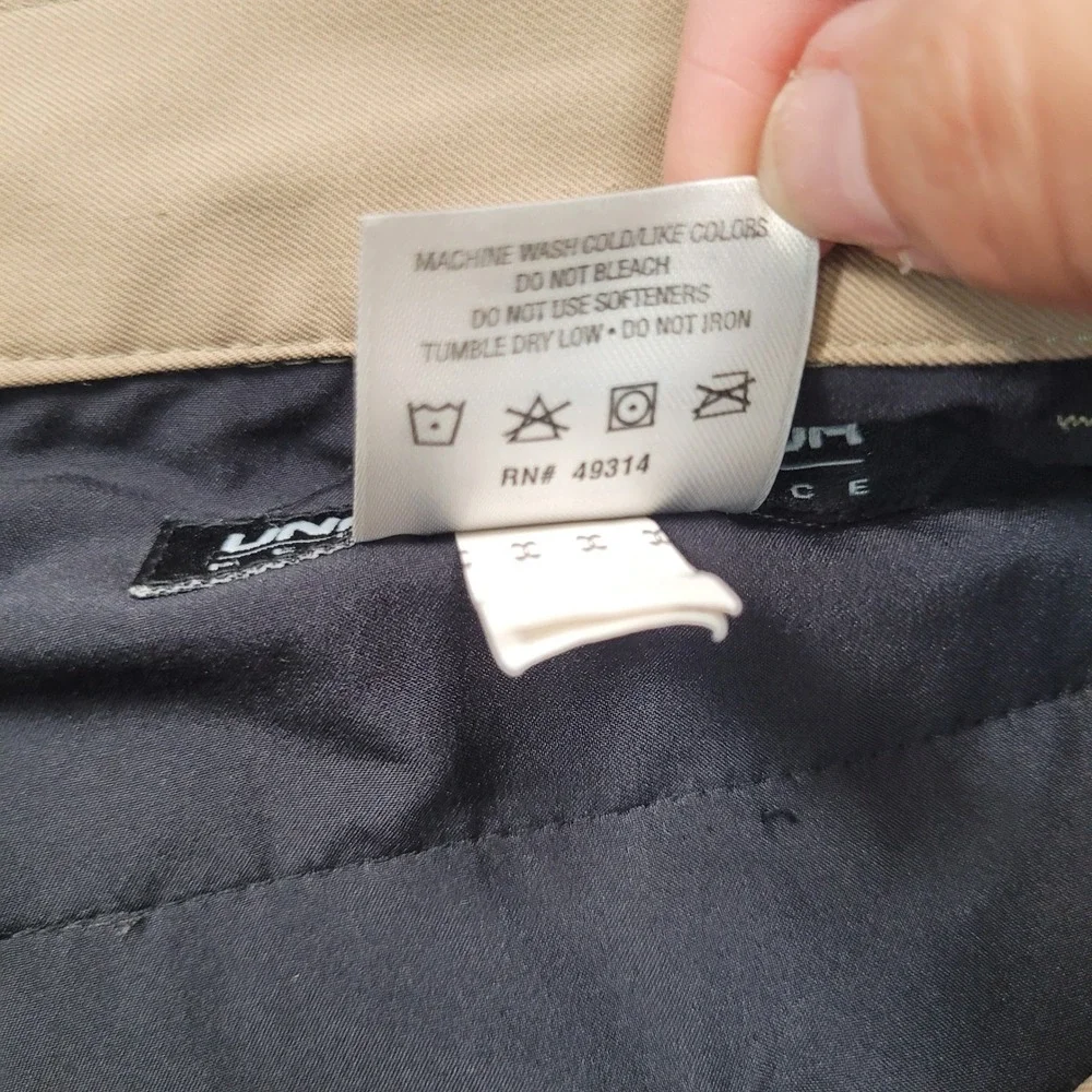Under Armour Performance Mens 38R Khaki Tan Pleated Golf Shorts